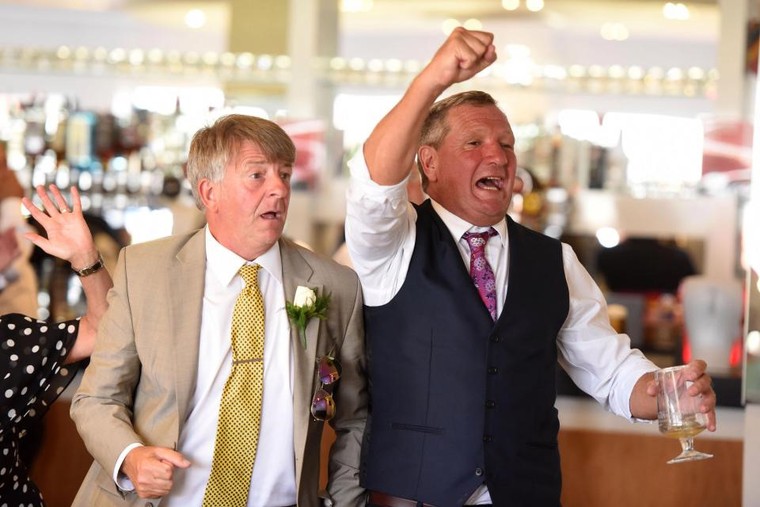 Khi lễ cưới ở Anh sôi sục không khí cổ vũ World Cup ảnh 6