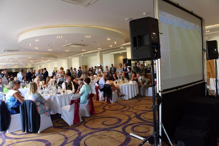 Khi lễ cưới ở Anh sôi sục không khí cổ vũ World Cup ảnh 7