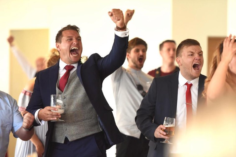 Khi lễ cưới ở Anh sôi sục không khí cổ vũ World Cup ảnh 8