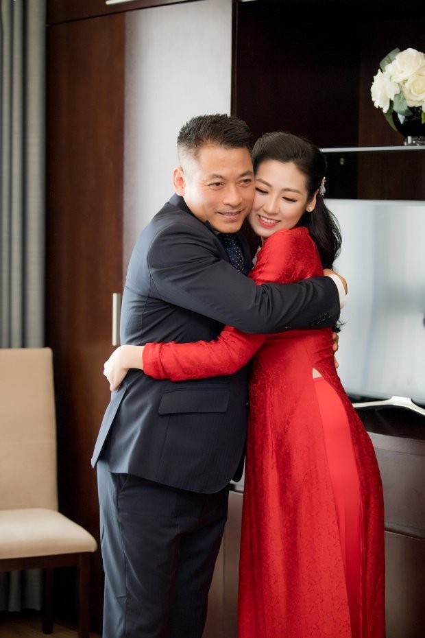 Á hậu Tú Anh xinh đẹp, e ấp bên bố mẹ trước giờ theo chồng về dinh ảnh 3