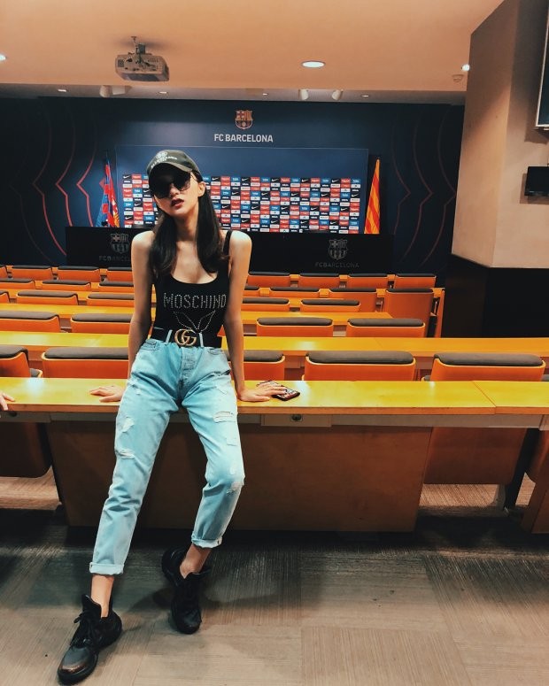 Hương Giang 'chơi trội' mặc đồ bơi tự tin xuống phố ảnh 1