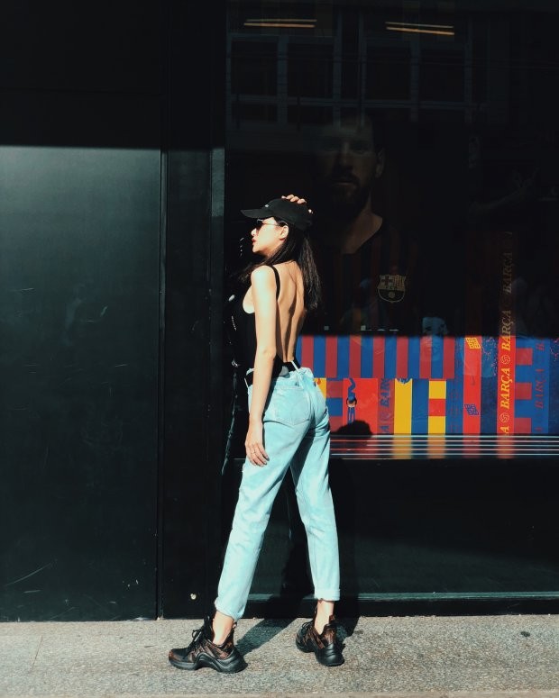 Hương Giang 'chơi trội' mặc đồ bơi tự tin xuống phố ảnh 2