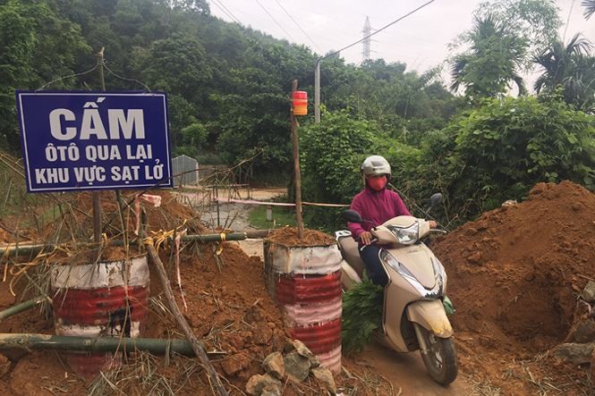 Sạt lở đất ở Hòa Bình: Sông 'nuốt nhà', nhiều vết nứt dài 100 mét ảnh 1