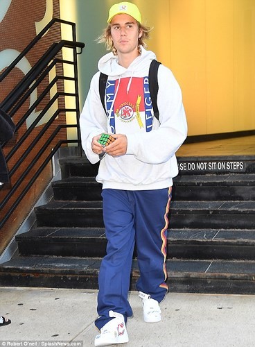 Justin Bieber xuất hiện lẻ bóng sau những ngày mặn nồng bên hôn thê ảnh 1