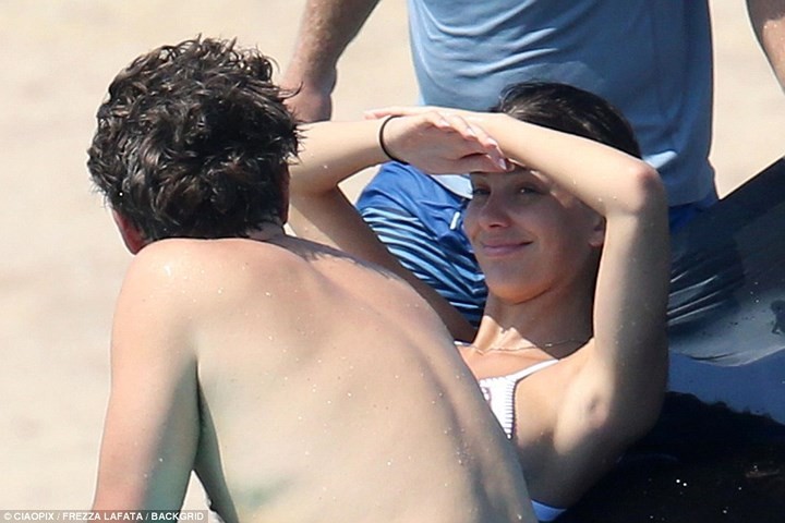 Leonardo DiCaprio ôm hôn, quấn quýt không rời tình trẻ trên bãi biển ảnh 4