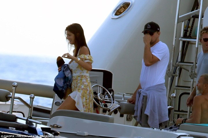 Leonardo DiCaprio ôm hôn, quấn quýt không rời tình trẻ trên bãi biển ảnh 6