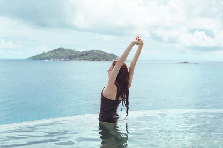 Địch Lệ Nhiệt Ba khoe khoảnh khắc hiếm hoi diện bikini đẹp như 'tiên nữ' ảnh 1