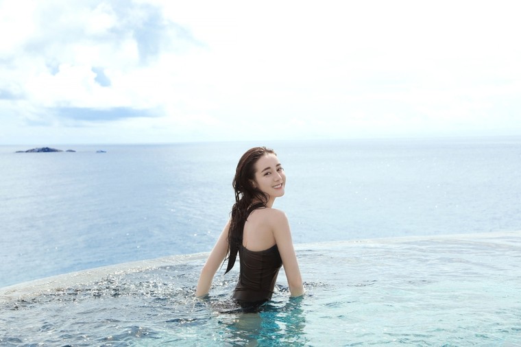 Địch Lệ Nhiệt Ba khoe khoảnh khắc hiếm hoi diện bikini đẹp như 'tiên nữ' ảnh 2