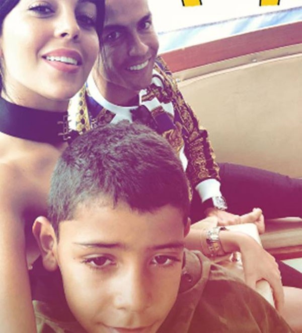 C. Ronaldo khoe áo đôi đắt tiền mua cùng bạn gái ảnh 1