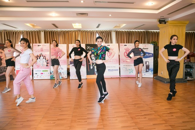 Thí sinh Hoa hậu Việt Nam 2018 ráo riết tập luyện cho cuộc đua chính thức ảnh 1