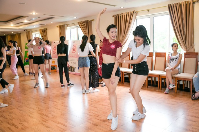 Thí sinh Hoa hậu Việt Nam 2018 ráo riết tập luyện cho cuộc đua chính thức ảnh 2