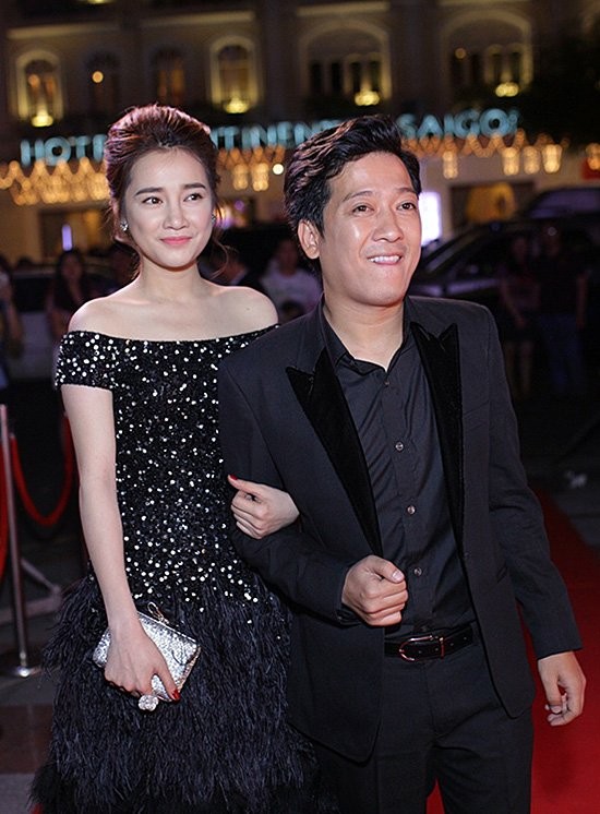 Thời trang đồng điệu từ nhà ra phố của Nhã Phương - Trường Giang ảnh 1