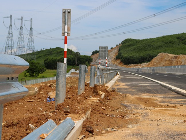 Cao tốc Đà Nẵng - Quảng Ngãi ngổn ngang dang dở trước ngày vận hành ảnh 1