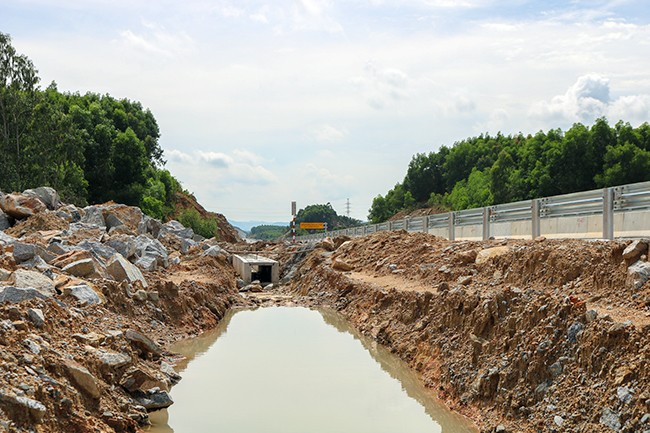 Cao tốc Đà Nẵng - Quảng Ngãi ngổn ngang dang dở trước ngày vận hành ảnh 5