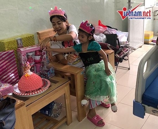 Mai Phương mừng sinh nhật con gái 5 tuổi ở bệnh viện ảnh 2