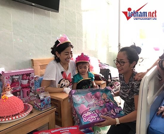 Mai Phương mừng sinh nhật con gái 5 tuổi ở bệnh viện ảnh 3