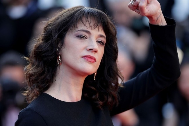 Asia Argento phủ nhận rồi lại thừa nhận từng lạm dụng tình dục đàn em 17 tuổi ảnh 3