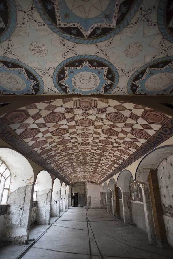 Lời nguyền bí ẩn về khách sạn ma ám bỏ hoang 50 năm giữa phố ảnh 1