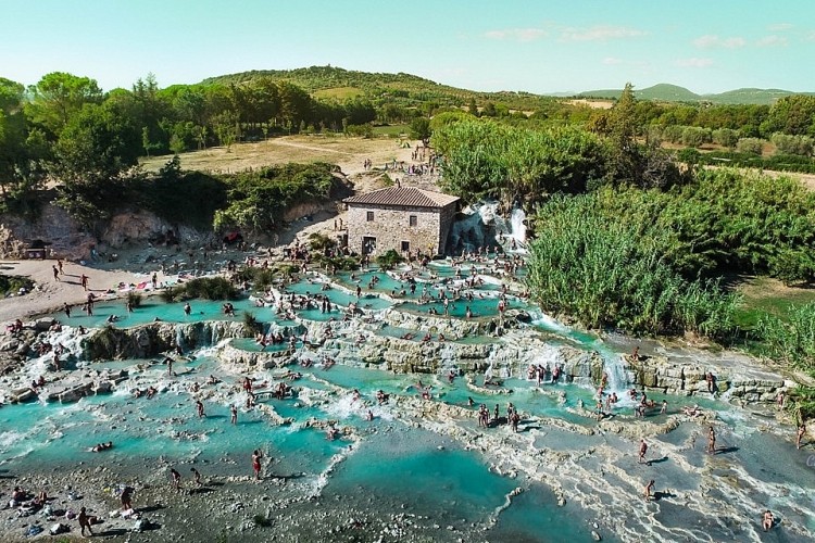 Đắm chìm trong dòng suối nước nóng có một không hai tại Ý ảnh 1