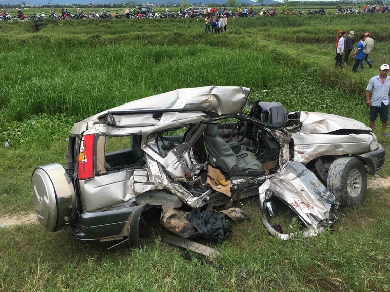 Tàu hỏa đâm ô tô chở gia đình về quê ăn rằm, 2 chú cháu tử vong ảnh 1