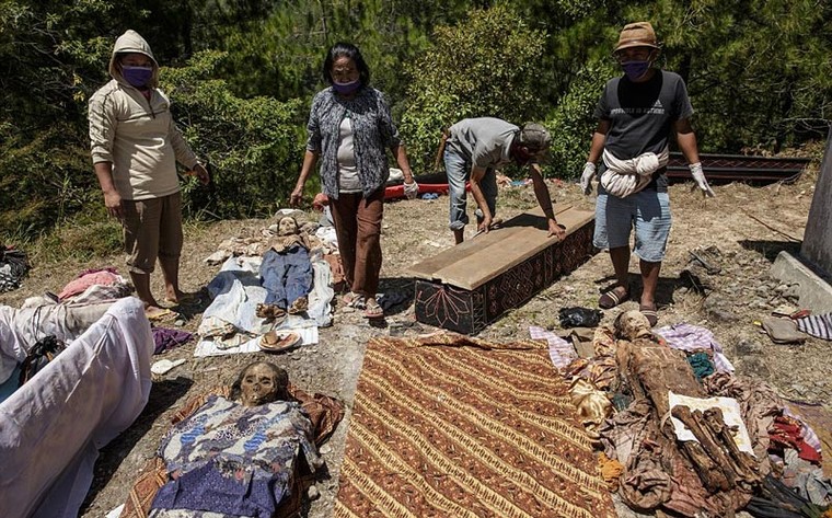 Lễ hội 'thây ma' kỳ quái ở Indonesia ảnh 1