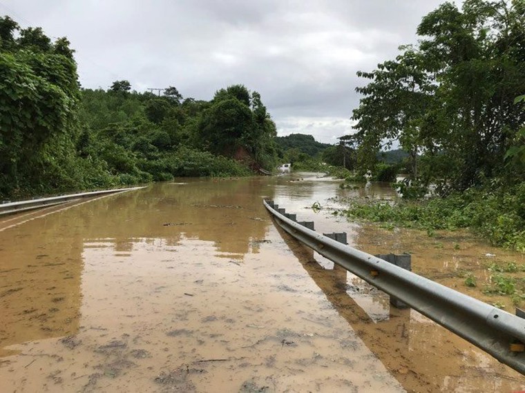 Thủy điện xả lũ gãy cầu, dân hối hả kéo nhau lên núi ảnh 2