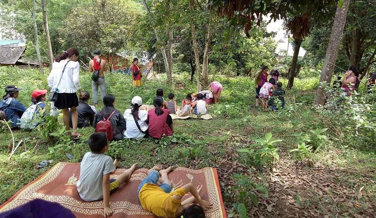 Thủy điện xả lũ gãy cầu, dân hối hả kéo nhau lên núi ảnh 3