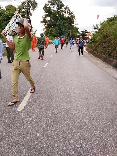 Thủy điện xả lũ gãy cầu, dân hối hả kéo nhau lên núi ảnh 4