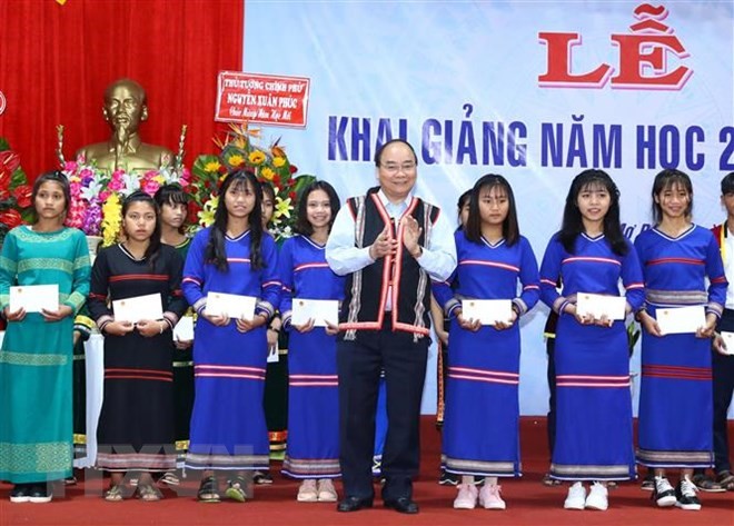 Thủ tướng đánh trống khai giảng năm học mới tại Kon Tum ảnh 1