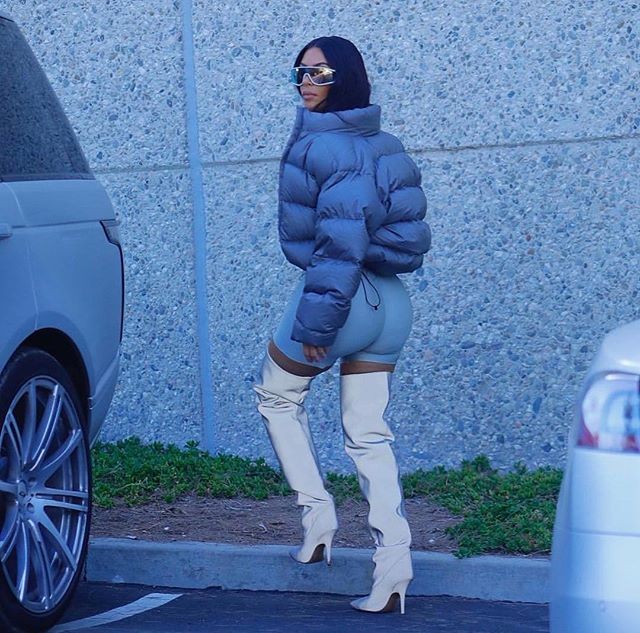 Kim Kardashian ‘khóc mỗi ngày’ vì vòng 3 quá khổ của mình ảnh 4