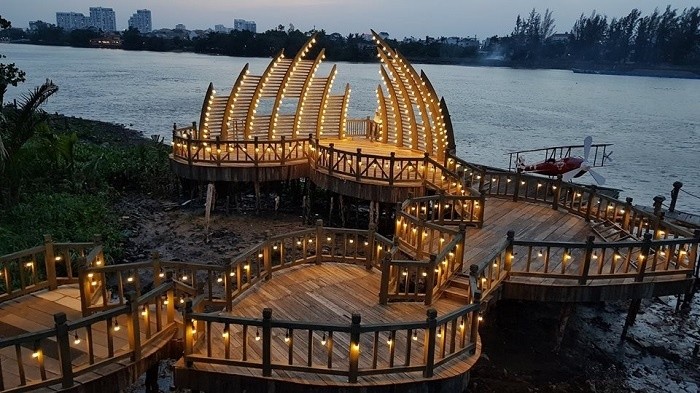 Rủ nhau check-in cây cầu tình yêu đẹp như mơ ở Sài Gòn ảnh 2