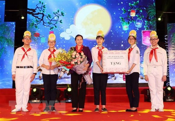 Chủ tịch Quốc hội dự Đêm hội trăng rằm với thiếu nhi Thủ đô ảnh 1