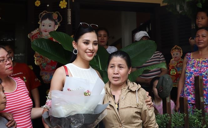 Hoa hậu Trần Tiểu Vy bật khóc trong sự chào đón nồng nhiệt ở quê nhà ảnh 2