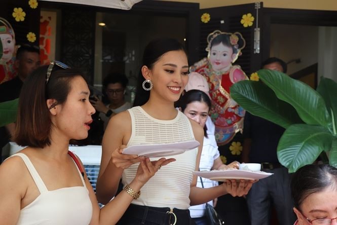 Hoa hậu Trần Tiểu Vy bật khóc trong sự chào đón nồng nhiệt ở quê nhà ảnh 3