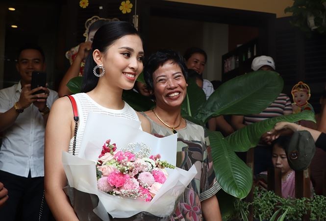 Hoa hậu Trần Tiểu Vy bật khóc trong sự chào đón nồng nhiệt ở quê nhà ảnh 4