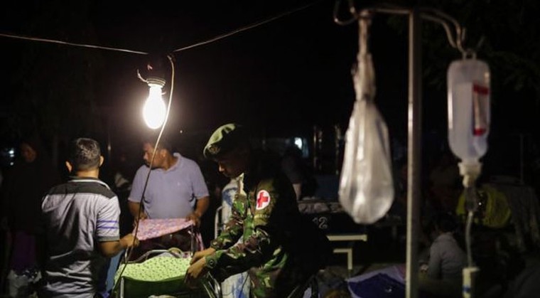 Indonesia tuyệt vọng tìm cứu các nạn nhân sóng thần ảnh 4