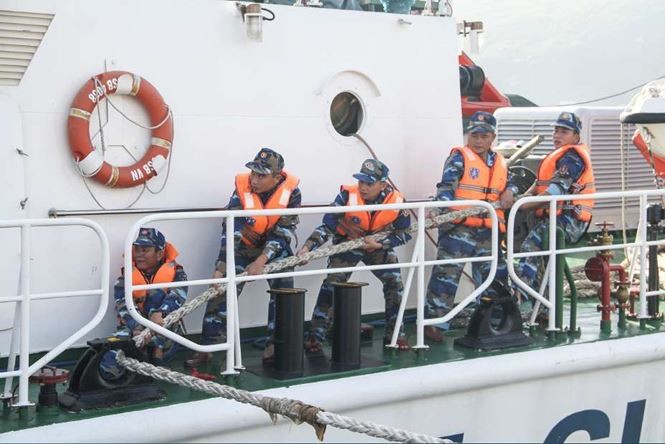 Tàu Cảnh sát biển 4038 cứu tàu cá cùng 7 ngư dân gặp nạn ảnh 1