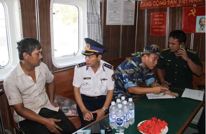 Tàu Cảnh sát biển 4038 cứu tàu cá cùng 7 ngư dân gặp nạn ảnh 2