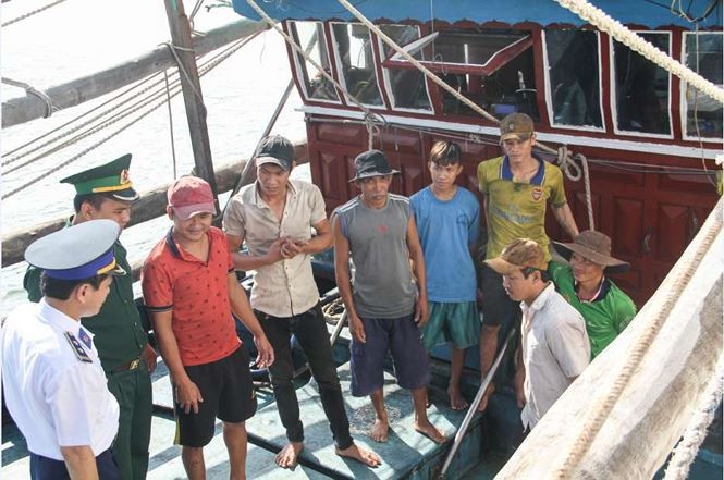 Tàu Cảnh sát biển 4038 cứu tàu cá cùng 7 ngư dân gặp nạn ảnh 3