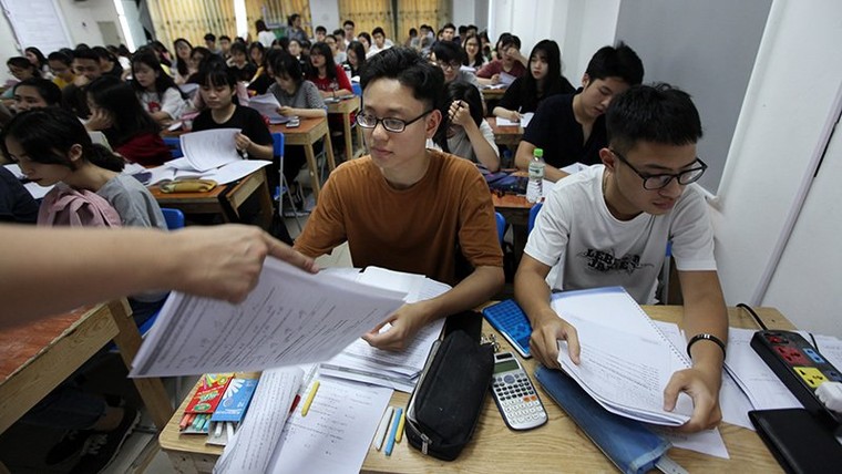 Phụ huynh sốt ruột với môn thứ tư kỳ thi lớp 10 ảnh 2