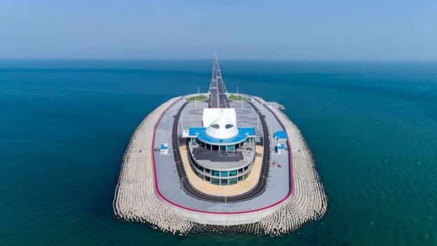 Choáng ngợp về độ hoành tráng của cây cầu vượt biển dài nhất thế giới vừa khai trương ảnh 3