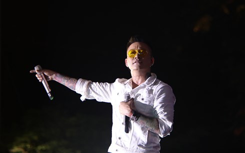 Tuấn Hưng nức nở, quỳ gối trước hàng nghìn người tại show 'Cảm ơn' ảnh 2