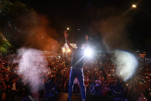 Tuấn Hưng nức nở, quỳ gối trước hàng nghìn người tại show 'Cảm ơn' ảnh 1