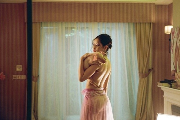 Chỉ mới tung teaser MV, Chi Pu đã gây tranh cãi trái chiều khi cởi đồ táo bạo ảnh 1