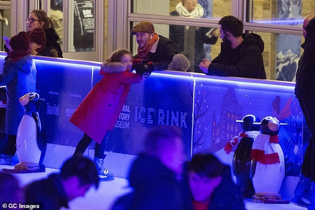 David Beckham gây tranh cãi nảy lửa khi hôn môi con gái ảnh 1