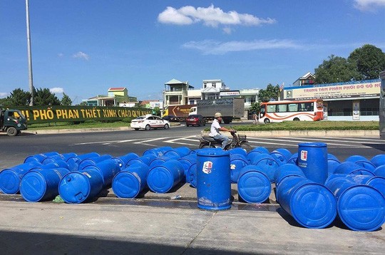 Lật xe, 34 tấn axit chảy tràn ra đường, khói mù mịt ảnh 1