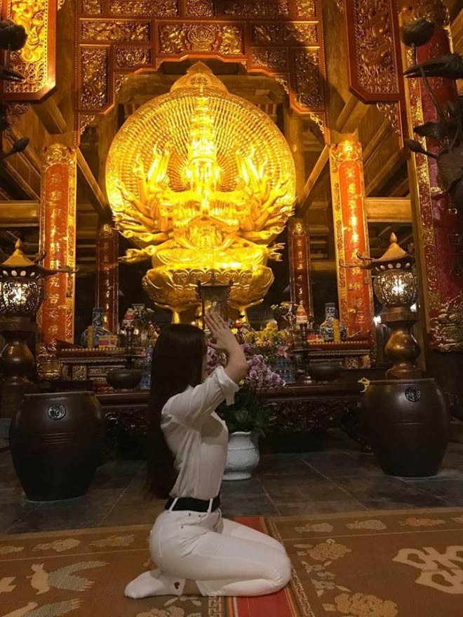 Thư Dung bị chỉ trích vì tạo dáng uốn éo phản cảm khi đi chùa ảnh 1