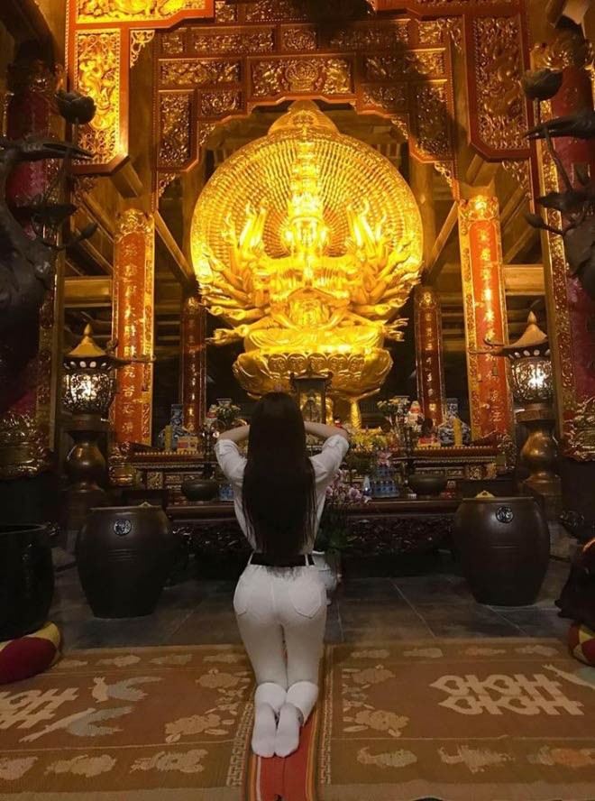 Thư Dung bị chỉ trích vì tạo dáng uốn éo phản cảm khi đi chùa ảnh 2