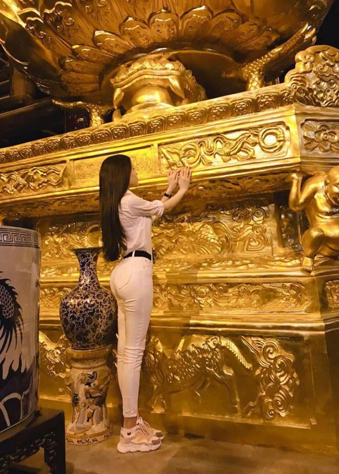 Thư Dung bị chỉ trích vì tạo dáng uốn éo phản cảm khi đi chùa ảnh 3