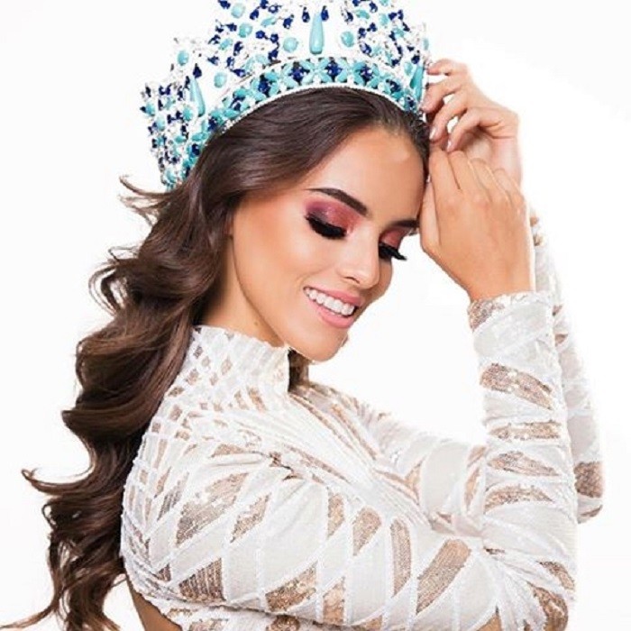 Không chỉ xinh đẹp, tân Hoa hậu Thế giới 2018 còn có thành tích học tập đáng ngưỡng mộ ảnh 3